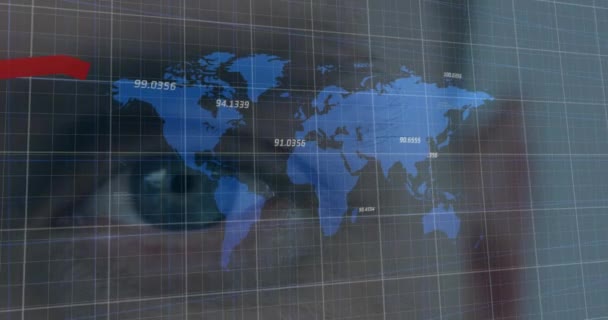 世界地図上に記録された赤い線と背景の男の目のアニメーション 世界中の接続 デジタルインターフェースの概念はデジタルで生成されたビデオ — ストック動画