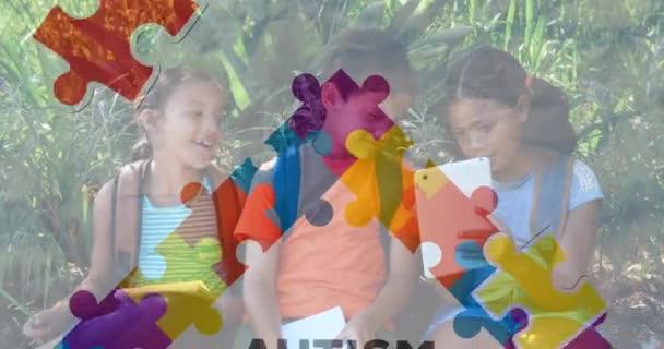 Animación Puzzles Cayendo Sobre Autismo Mes Sensibilización Texto Escolares Autismo — Vídeos de Stock