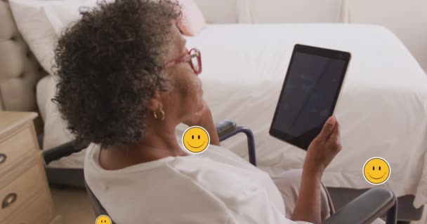 Animazione Icone Emoji Digitali Rispetto Alla Donna Anziana Utilizzando Tablet — Video Stock