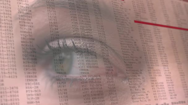 Animacja Kobiecego Otwierania Zielonych Oczu Szybkiego Przewijania Informacji Cyfrowych Czerwonymi — Wideo stockowe