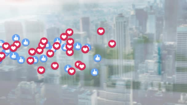 社交媒体的动画耸立在城市景观之上 心脏的图标也高耸在城市景观之上 全球社交网络 连接网络和数字视频产生的数字接口概念 — 图库视频影像