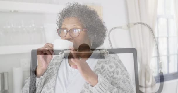 Animering Stetoskop Och Urklipp Över Äldre Kvinna Som Dricker Och — Stockvideo