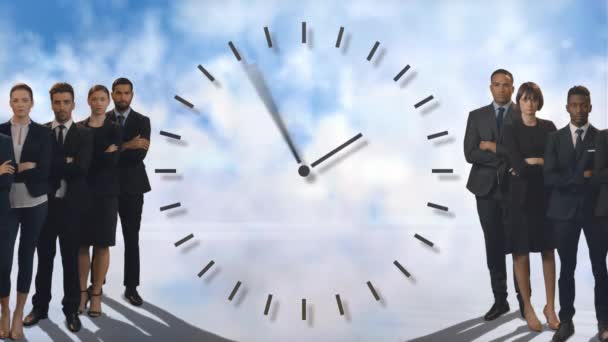 Animação Relógio Correndo Rápido Dois Grupos Empresários Sobre Nuvens Conceito — Vídeo de Stock