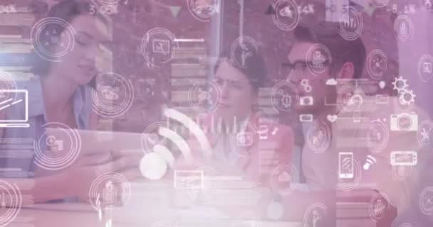 タブレットを使用してビジネス女性に対するデータ処理のアニメーション 世界中のビジネスや金融 ネットワーキングの概念をデジタルで — ストック動画