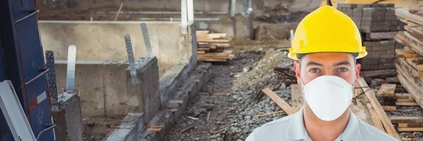 Hombre Caucásico Trabajador Construcción Con Máscara Casco Fondo Del Sitio —  Fotos de Stock