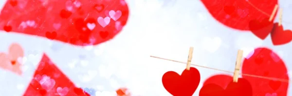 Rote Herzformen Auf Einer Schnur Vor Weißem Hintergrund Valentinstag Konzept — Stockfoto