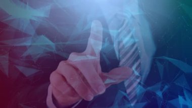 Yeşil ile mor arkaplan arasındaki bağlantı ağı üzerinden dünyanın animasyonu. küresel bağlantılar, teknoloji ve dijital arayüz konsepti dijital olarak oluşturulmuş video.