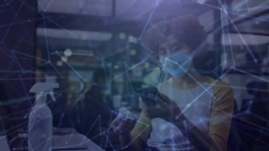 Arka plandaki akıllı telefonu silen maskeli kadın üzerindeki bağlantı ağının animasyonu. küresel covid 19 salgını, bağlantılar, teknoloji ve dijital arayüz kavramı dijital olarak oluşturulmuş video.