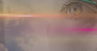 Kadın gözü üzerinde ışık izi olan veri işleme animasyonu. küresel bağlantı, veri işleme ve dijital arayüz konsepti dijital olarak oluşturulmuş video.