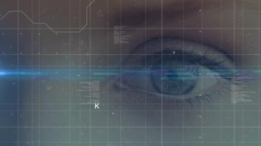 Parlak noktalı veri işleme animasyonu ve kadın gözü üzerinde ızgara. küresel bağlantı, veri işleme ve dijital arayüz konsepti dijital olarak oluşturulmuş video.