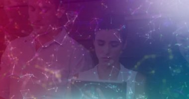 Pembeden mora elektronik cihazlar kullanan insanlar üzerindeki bağlantı ağının animasyonu. küresel bağlantılar, teknoloji ve dijital arayüz konsepti dijital olarak oluşturulmuş video.