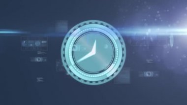 Saatin animasyonu mavi arkaplandaki ekranlardaki veri işleme üzerinde ileri gidiyor. küresel bağlantılar, teknoloji ve dijital arayüz konsepti dijital olarak oluşturulmuş video.