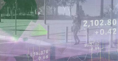 Şehirdeki beyaz kadın, koronavirüs ve ekonomi konseptiyle ilgili mali veriler ve grafikler. dijital olarak oluşturulmuş resim.