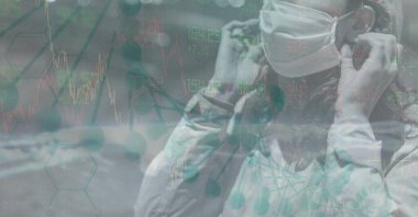 Sokakta maske takan beyaz bir kadının orta kesimi. Veri arkaplan kavramı ile. dijital olarak resim oluştur