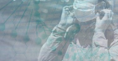 Beyaz kadının orta kesimi sokakta maskesini uzatıyor. Veri arkaplan kavramı ile. dijital olarak resim oluştur