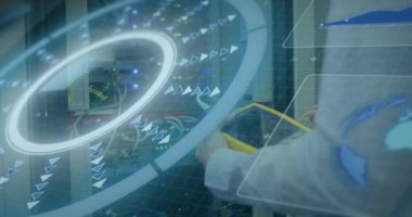 Bilgisayar sunucusunu tarayan dürbünlerin animasyonu. küresel bağlantılar, veri işleme ve dijital arayüz konsepti dijital olarak oluşturulmuş video.