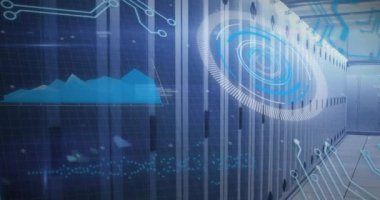 Bilgisayar sunucularını tarayan dürbünlerin animasyonu. küresel bağlantılar, veri işleme ve dijital arayüz konsepti dijital olarak oluşturulmuş video.