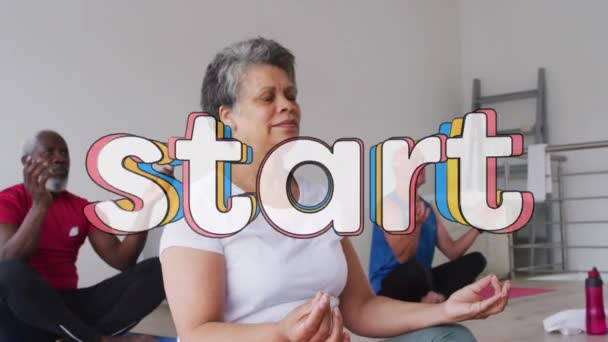 开始用文字反对老年人在家里一起练习瑜伽和冥想 退休老人生活方式的概念 — 图库视频影像