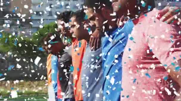 Animation Confettis Tombant Sur Équipe Masculine Football Debout Embrassant Avant — Video