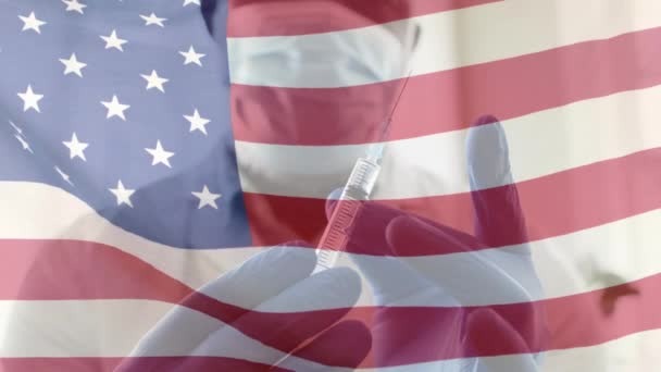 Animación Bandera Americana Ondeando Sobre Médico Masculino Mascarilla Que Sostiene — Vídeos de Stock