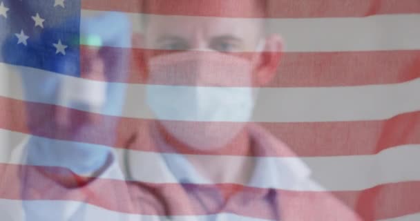 Animação Bandeira Americana Acenando Sobre Médico Masculino Máscara Facial Segurando — Vídeo de Stock