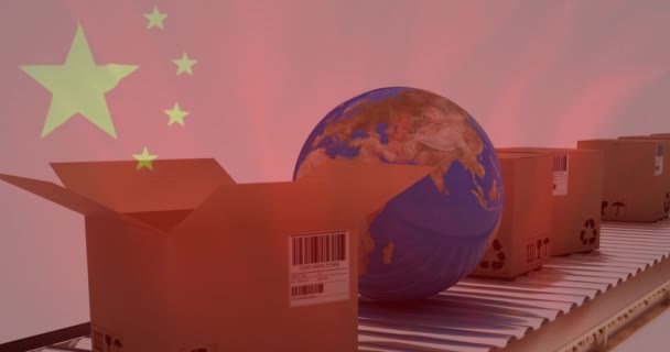 Animación Banderas Chinas Sobre Globo Cajas Cartón Sobre Cinta Transportadora — Vídeos de Stock