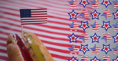 Amerikan bayraklı sosisli sandviç üzerine Amerikan bayrağının kompozisyonu. Amerikan vatanseverliği, kültür ve gelenek konsepti dijital olarak oluşturulmuş imaj.