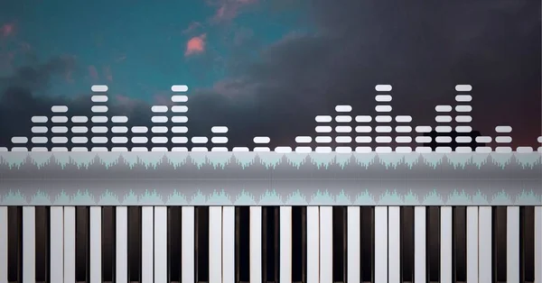 Kompozycja Białego Graficznego Korektora Muzyki Nad Klawiaturą Fortepianową Chmurami Rozrywka — Zdjęcie stockowe