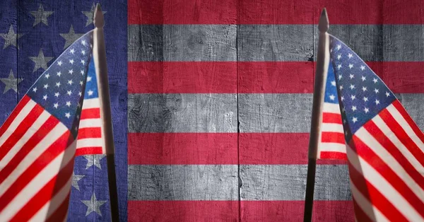 Összetétele Két Amerikai Zászló Felett Amerikai Zászló Fából Készült Felületen — Stock Fotó