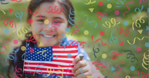 Composición Serpentinas Fiesta Sobre Una Chica Sonriente Sosteniendo Bandera Americana — Foto de Stock