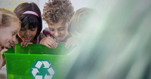 Composition Des Enfants Regardant Dans Boîte Recyclage Verte Avec Écran — Photo