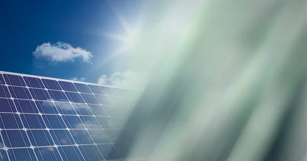 Güneş Panellerinin Mavi Gökyüzüne Karşı Dumanlı Bileşimi Küresel Çevre Sürdürülebilirlik — Stok fotoğraf