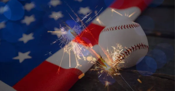 Zusammensetzung Von Wunderkerzen Über Baseball Und Amerikanischer Flagge Amerikanischer Patriotismus — Stockfoto