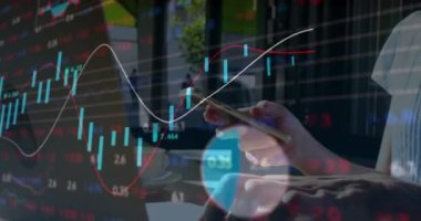 Bilgisayarı ve akıllı telefonu kullanarak orta kesime karşı finansal veri işleme. küresel finans ve teknoloji kavramı