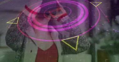 Kafkasyalı bir kadının vr kulaklık takarken el kol hareketlerine karşı neon dürbün tarayıcısında açık izler var. bilgisayar arayüzü ve teknoloji kavramı