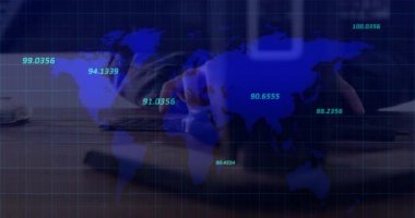 Dünya haritasında klavyede yazan kişiye karşı birden fazla sayı var. küresel ağ ve teknoloji kavramı