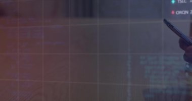 Akıllı telefon kullanan kişinin orta kesimine karşı borsa veri işlemesi. küresel finans ve ağ kurma kavramı