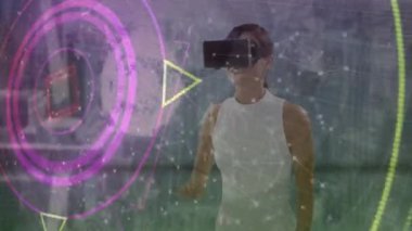 VR kulaklık takan ve fütüristik ekrana dokunan kadınlara karşı olan bağlantı ağı küresi. bilgisayar arayüzü ve teknoloji kavramı