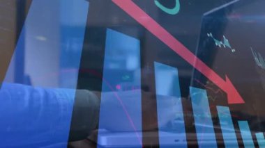 Dizüstü bilgisayarla işadamının üzerine inen okla finansal veri işleme animasyonu. küresel iş ve finans, dijital olarak üretilen teknoloji konsepti.