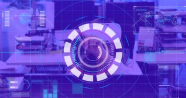 VR kulaklık takan ve ellerini hareket ettiren bir kadının mikroskop görüntüsü. küresel teknoloji, bağlantılar ve dijital arayüz konsepti dijital olarak oluşturulmuş video.