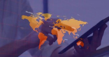 Dijital tablet kullanan orta kesime karşı dünya haritasında birden fazla sayı var. küresel ağ ve teknoloji kavramı