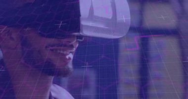 VR kulaklık takan gülümseyen adamın üzerinde altıgenler olan mor ışık izleri. küresel teknoloji, bağlantılar ve dijital arayüz konsepti dijital olarak oluşturulmuş video.