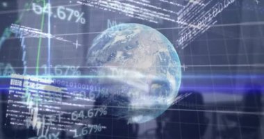 Arka plandaki boş ofise karşı dönen dünya üzerinde borsa veri işleme. küresel finans ve iş kavramı