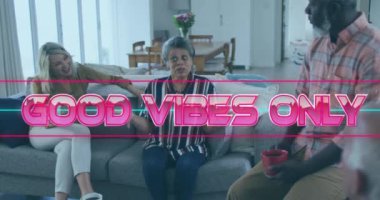 İyi titreşimler sadece evde birbirleriyle konuşan bir grup yaşlı insana karşı. emeklilik son sınıf yaşam tarzı konsepti