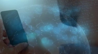 Akıllı telefon kullanan kadın üzerinden dünya ile bağlantı ağının animasyonu. küresel bağlantılar, teknoloji ve dijital arayüz konsepti dijital olarak oluşturulmuş video.