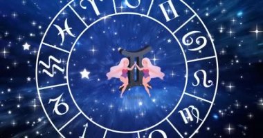 Mavi gökyüzündeki yıldızların üzerinde dönen burç çarkının içindeki gemini yıldız işaretinin animasyonu. Astroloji ve yıldız işaretleri konsepti dijital olarak oluşturulmuş video.