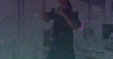 VR kulaklık takan ve ellerini hareket ettiren kadının üzerinde altıgenler olan mor ışık izleri. küresel teknoloji, bağlantılar ve dijital arayüz konsepti dijital olarak oluşturulmuş video.