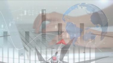 Klavyede yazan kişiye karşı dönen dünya ve pusula üzerinde finansal veri işleme. küresel finans ve iş kavramı