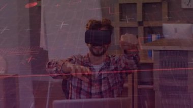 Ofiste VR kulaklık takarken el kol hareketi yapan beyaz bir adama karşı şebeke ağı üzerinde altıgen şekil. bilgisayar arayüzü ve teknoloji kavramı