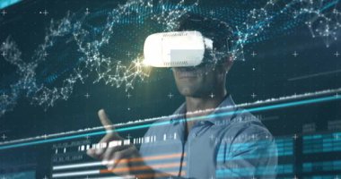 VR kulaklık takan ve gelecekteki ekrana dokunan adama karşı veri işleme ile dijital arayüz. bilgisayar arayüzü ve teknoloji kavramı